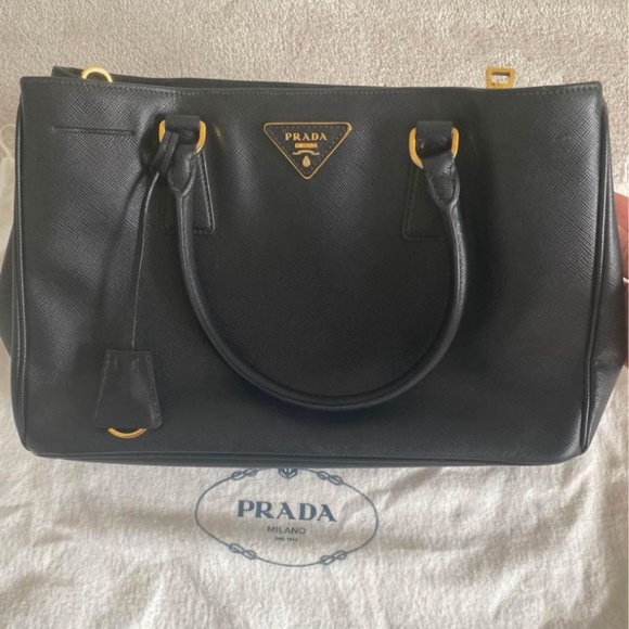Prada Saffiano bag - Picture 1 of 7